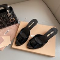 ミュウミュウmiumiuコピースリッパブラックレザーピカピカ高級4.5cm可愛い歩きやすい