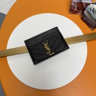 イヴサンローランカバン偽物 柔らかい カードケース ゴールドロゴ レザー財布 ブラック