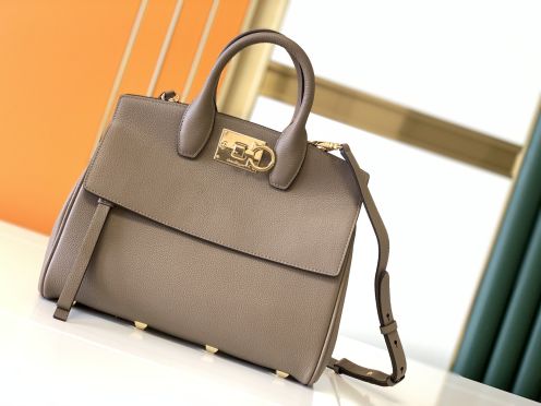 ferragamo トートバッグコピー 牛革  斜め掛けも可能