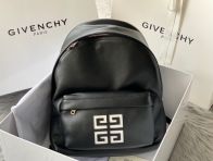 GIVENCHYジバンシー セカンドバッグ偽物 リュックサック 軽い シルバーロゴ 赤い裏地 ブラック