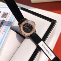 CHANELシャネル腕時計ｎ級品 優雅 レディース専用 薄いワッチ プレゼント ダイヤモンド 丸形 ブラック ゴールド