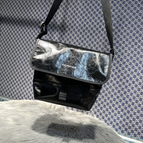 balenciaga バッグスーパーコピー Explorerシリーズの小型斜めがけバッグ