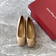 FERRAGAMOヴァラリボン 靴偽物 春夏シューズ レザー ファッション 1.5cm ラウンドトウ ピンク