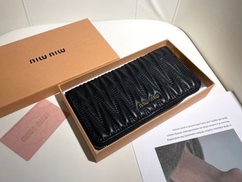 数量限定得価ミュウミュウ黒ウォレットn級品　miumiu専門店の最新作品