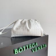 ボッテガヴェネタ 2024新作 コピー バッグ レザー ホワイト 軽量 ショルダーバッグ 大容量