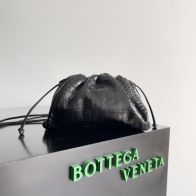 ボッテガヴェネタ 定番人気物 コピー バッグ レザー ブラック 軽量 ショルダーバッグ 大容量