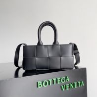 ボッテガヴェネタ 定番人気物 コピー バッグ レザー ブラック 軽量 ショルダーバッグ 大容量