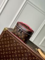 有名人の愛用品 vuitton ウォレット バッグ偽物 収納スペース 隠しジッパーポケット