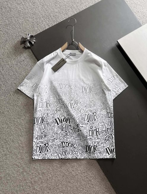 おすすめ！個性的 メンズ ディオール tシャツコピー 早春ランウェイコレクションのTシャツ