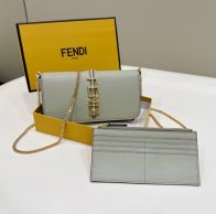 低価直輸入 専門店フェンディ 鞄コピー レザー素材  金属のFendiロゴ