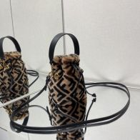 春冬新登場のfendi カバン ショルダースーパーコピー　ファー素材　秋冬にぴったり