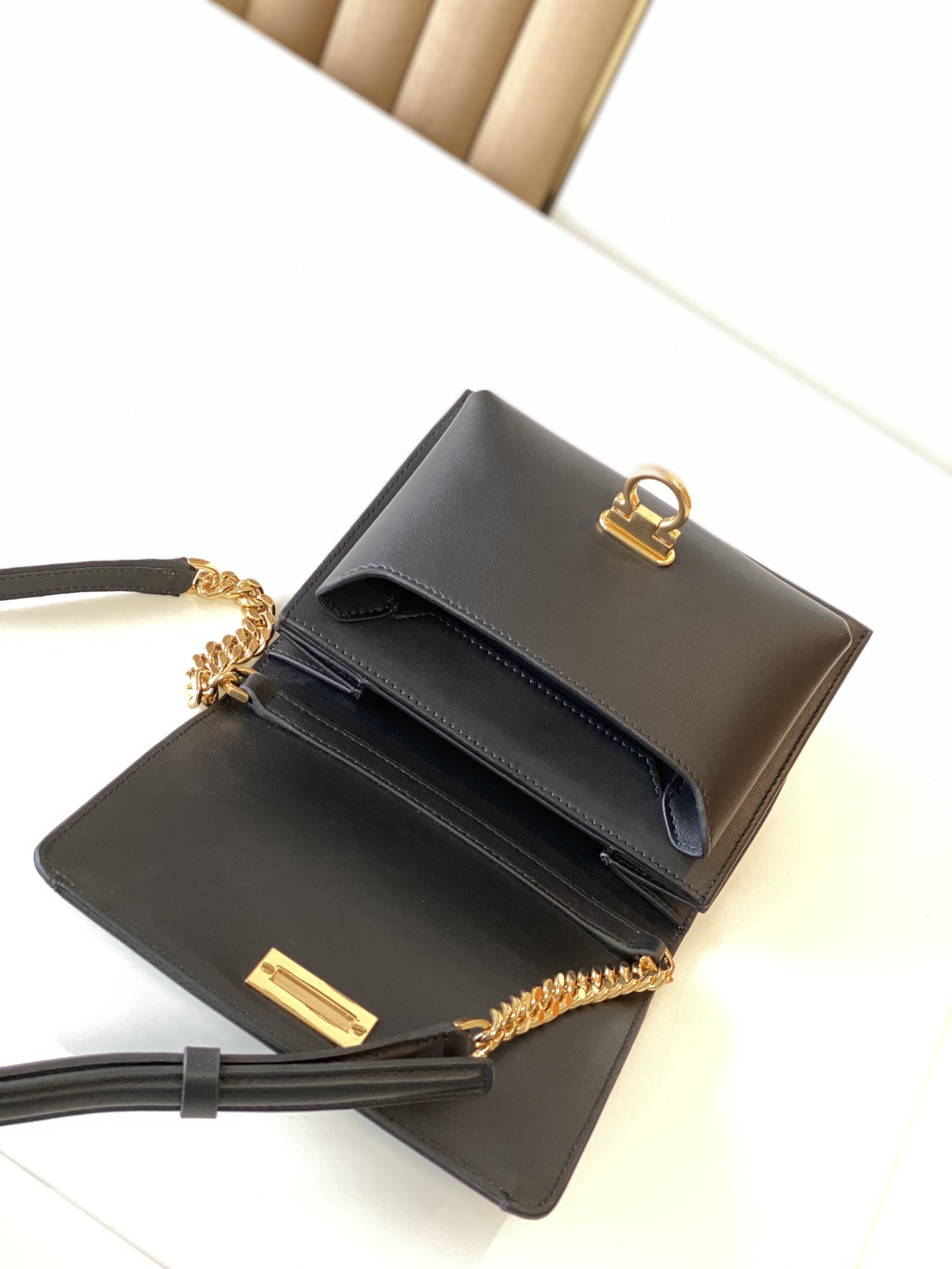 斜めかけバッグ  ferragamo ショルダーバッグコピー   21I163_4