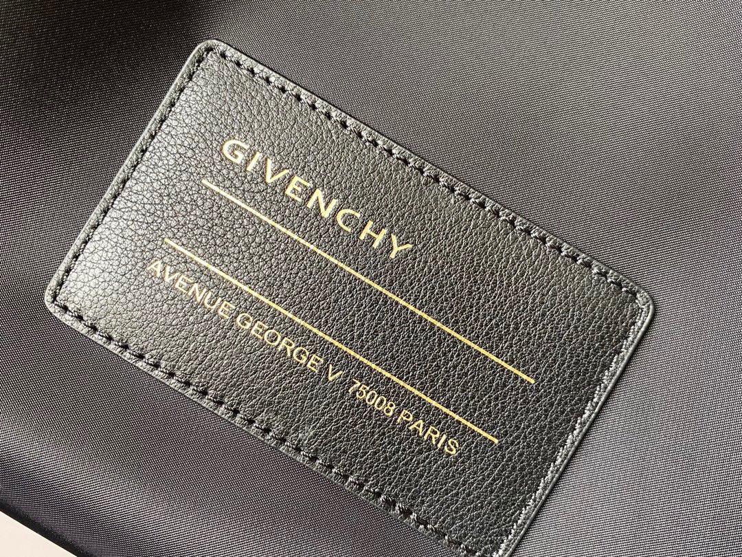 GIVENCHYジバンシー セカンドバッグ偽物 リュックサック 軽い シルバーロゴ 赤い裏地 ブラック_9