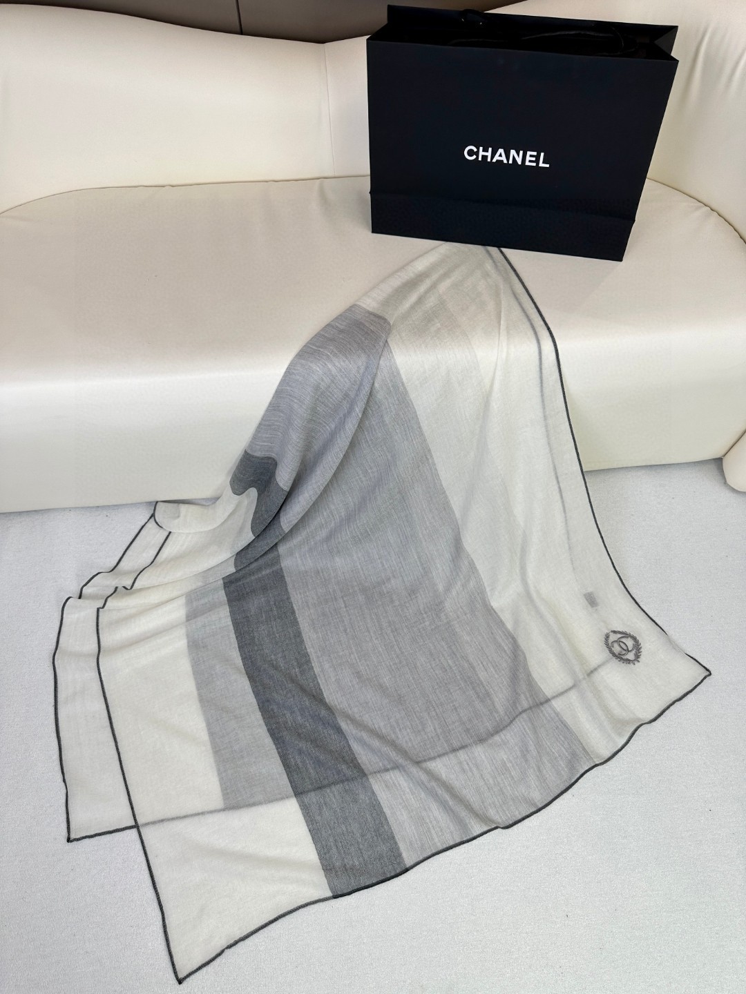 CHANEL2023新作シャネルのスカーフ偽物 スカーフ 大判 通勤 旅行 バッグ オーナメント用 グレイ_3