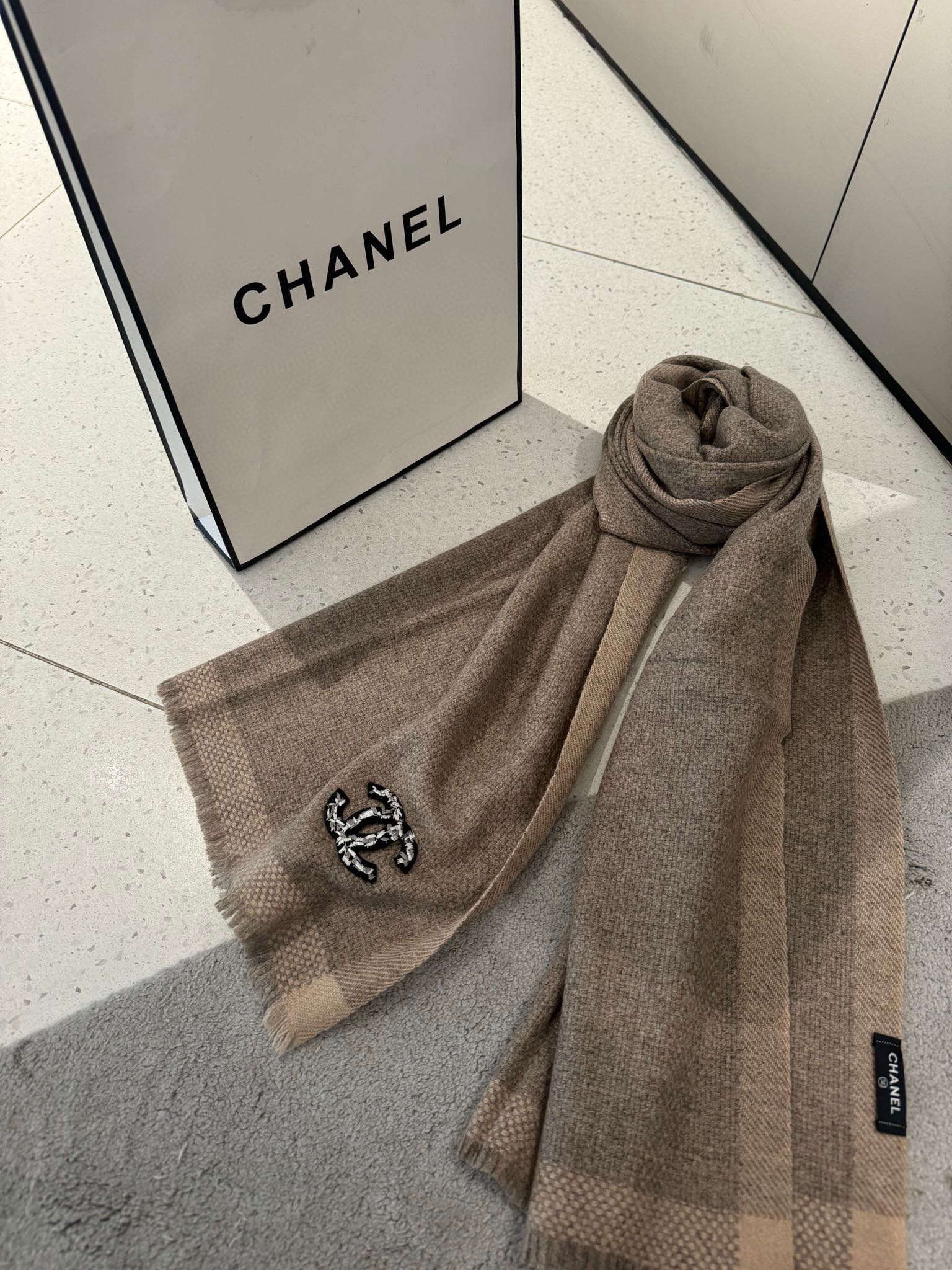 CHANEL2023新品 シャネル レア物コピー 暖かい 大判 通勤 シンプル レディース 大きいロゴ 冷え対策 ブラウン_2