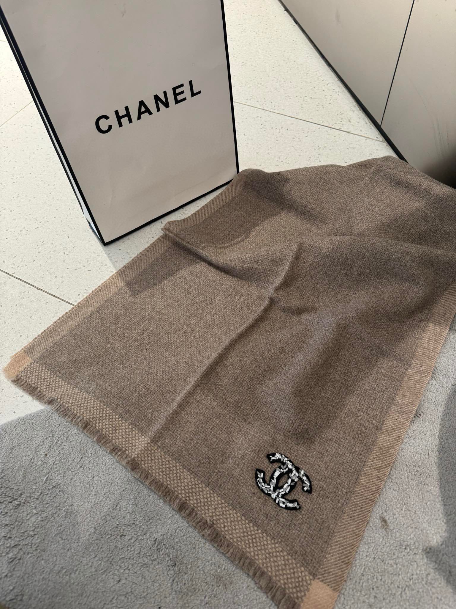 CHANEL2023新品 シャネル レア物コピー 暖かい 大判 通勤 シンプル レディース 大きいロゴ 冷え対策 ブラウン_5