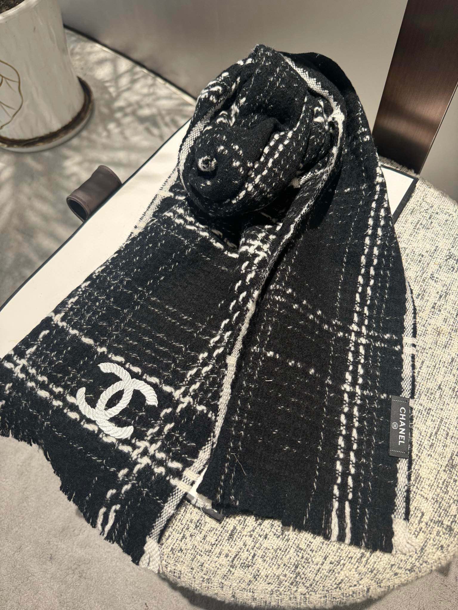 chanel レシャネルにルブタンn級品 マフラー 暖かい 大判 通勤 シンプル レディース 大きいロゴ 冷え対策 ブラック_2