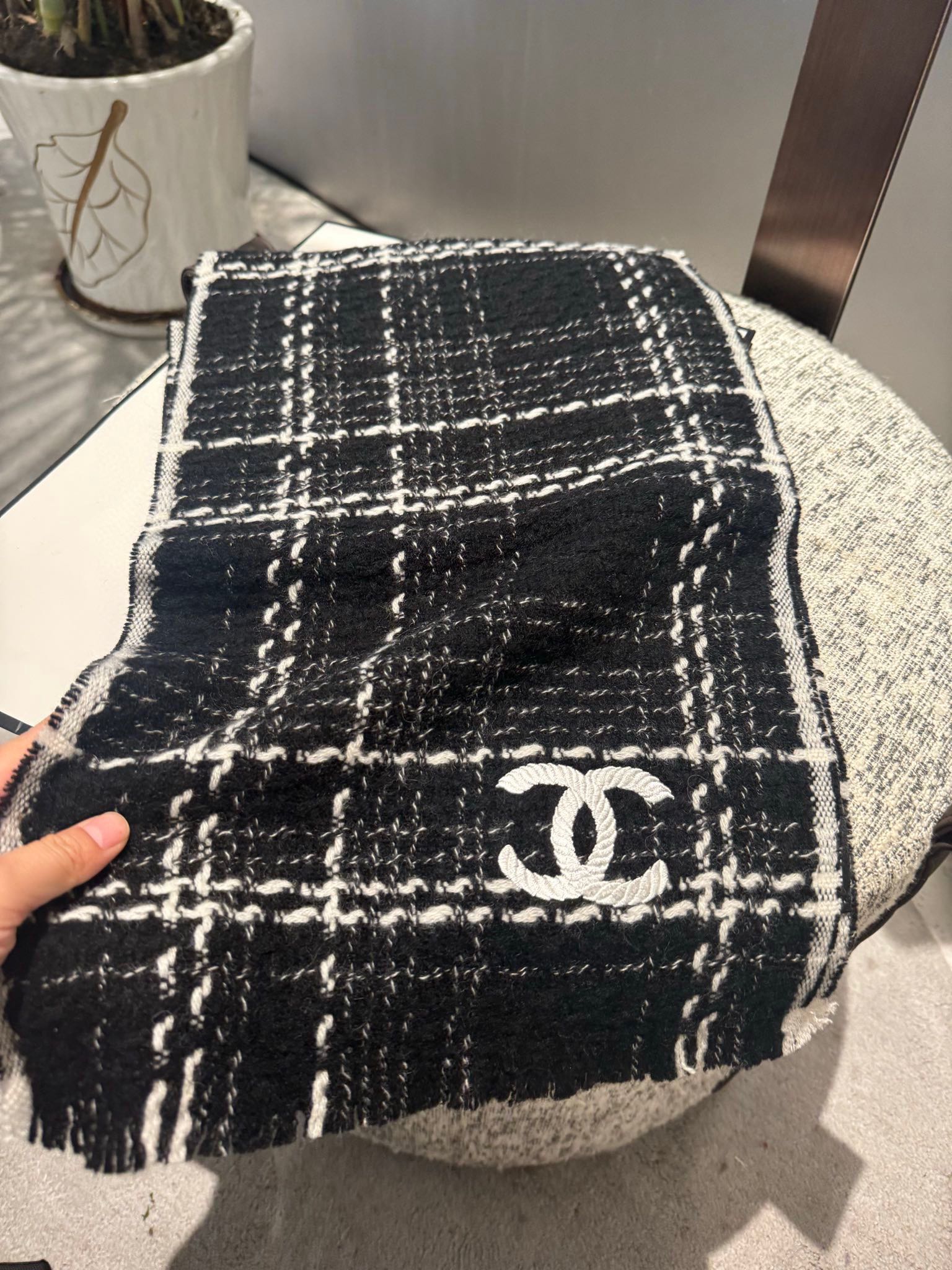 chanel レシャネルにルブタンn級品 マフラー 暖かい 大判 通勤 シンプル レディース 大きいロゴ 冷え対策 ブラック_3