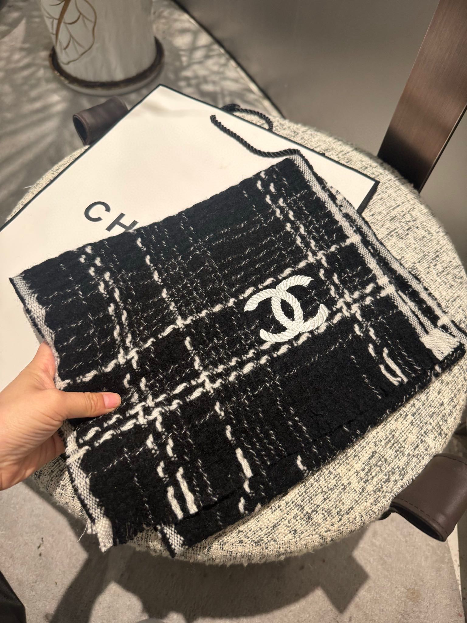 chanel レシャネルにルブタンn級品 マフラー 暖かい 大判 通勤 シンプル レディース 大きいロゴ 冷え対策 ブラック_4