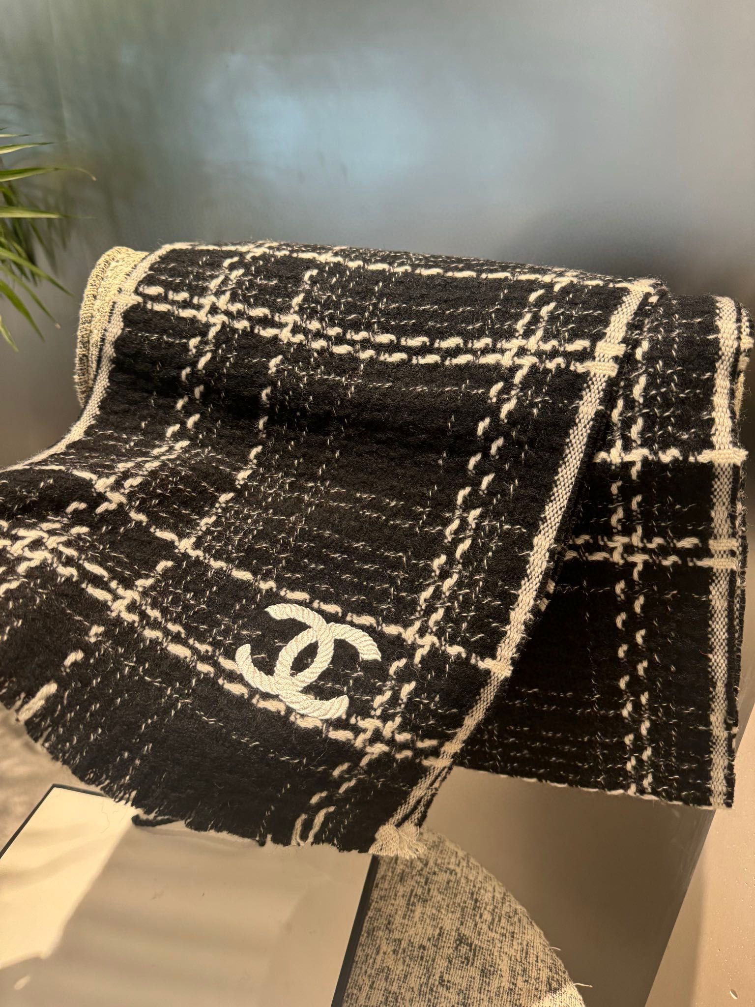 chanel レシャネルにルブタンn級品 マフラー 暖かい 大判 通勤 シンプル レディース 大きいロゴ 冷え対策 ブラック_6