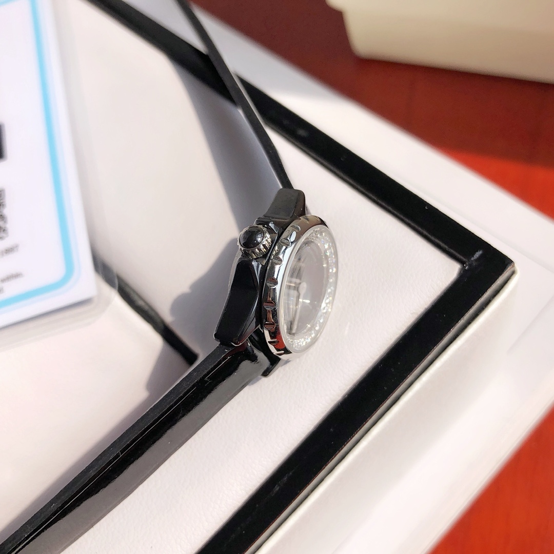 CHANELシャネル腕時計激安通販 優雅 レディース専用 薄いワッチ プレゼント ダイヤモンド 丸形 ブラック シルバー_6