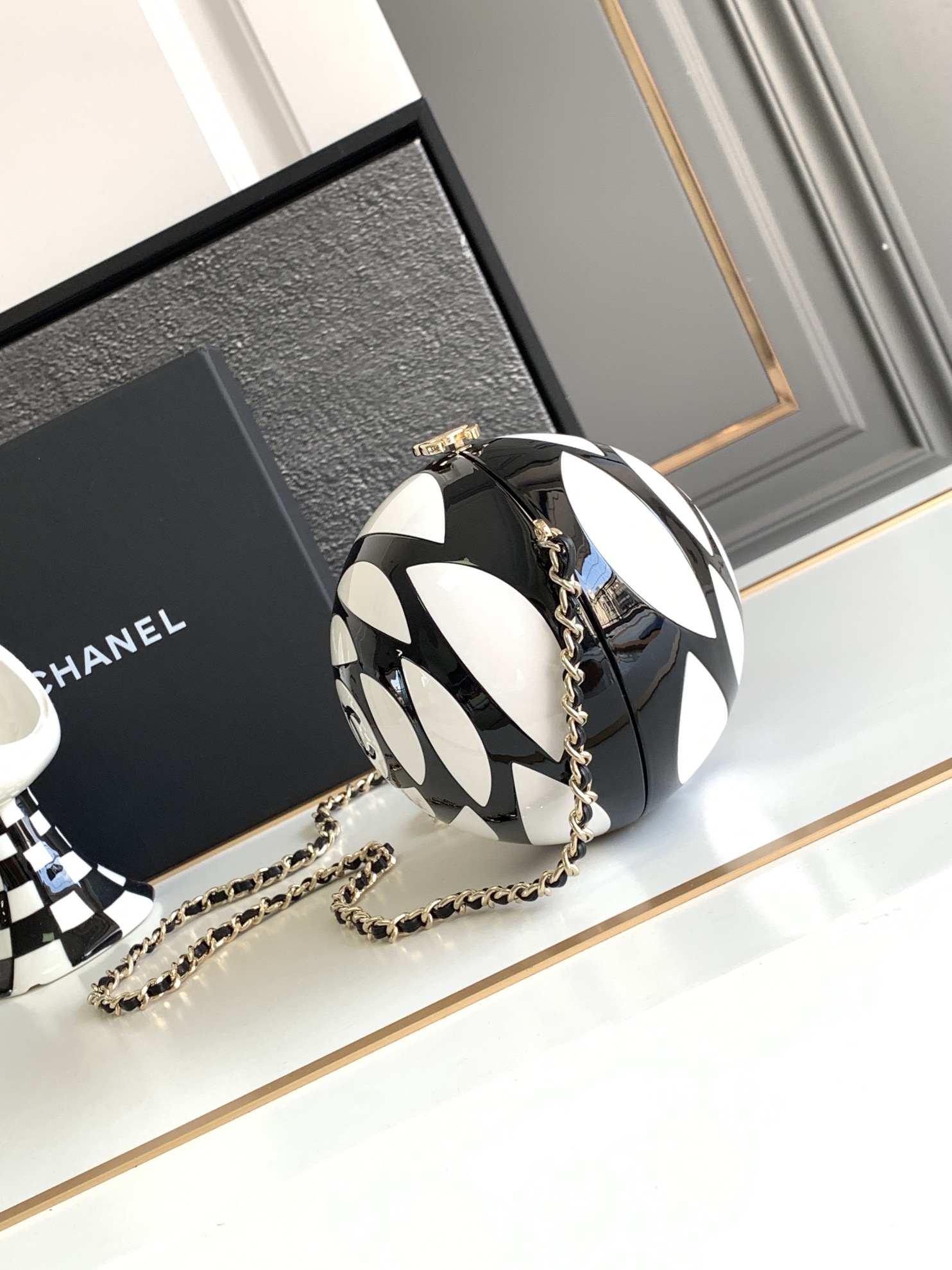 CHANELchanel アメリカｎ級品 レディースバッグ 斜めがけバッグ Camellia 黒白色_2