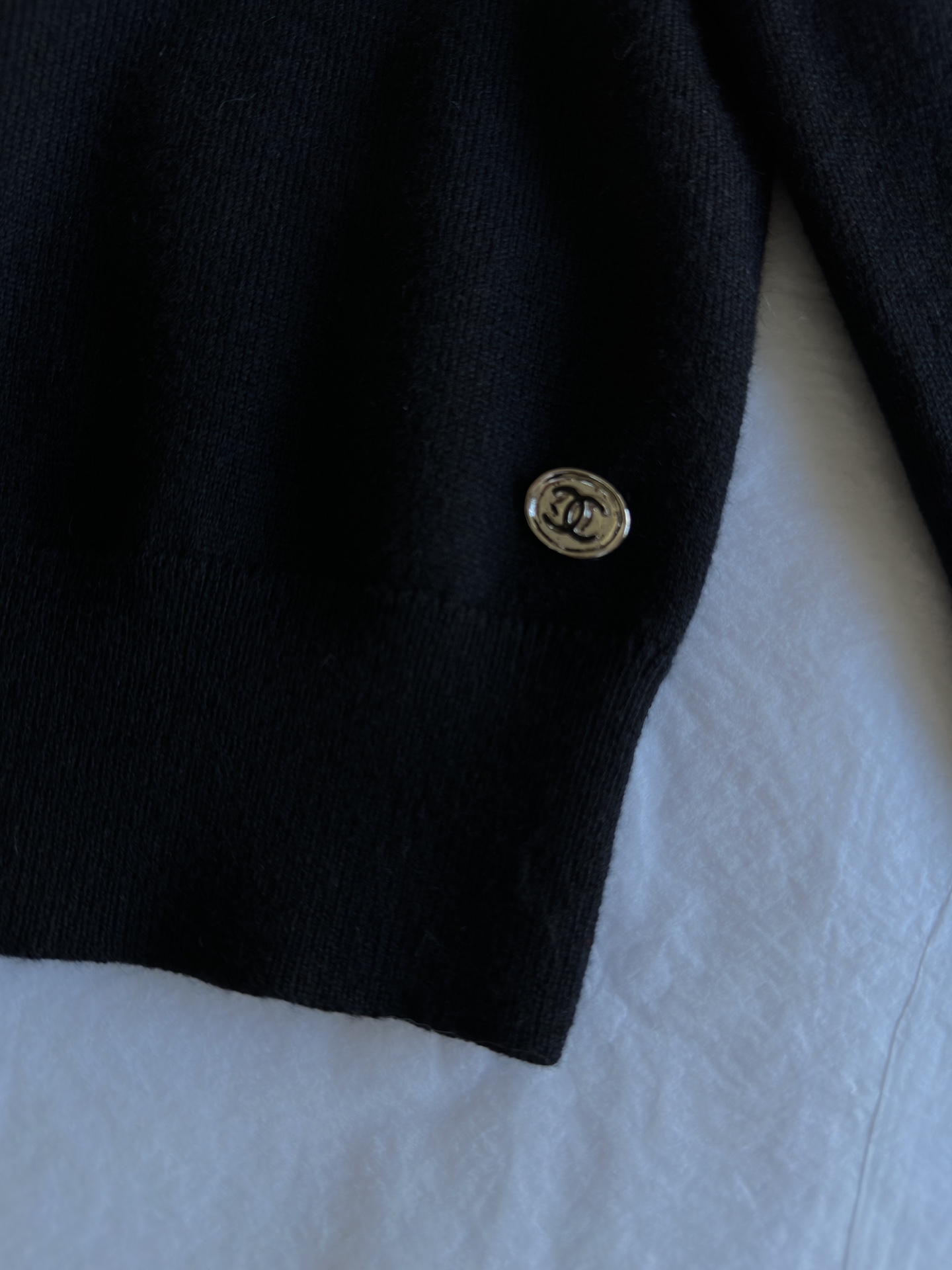 CHANELシャネルのロゴに似たブランドn級品 柔らかい シャツ ファッション 長袖 ブラック_4