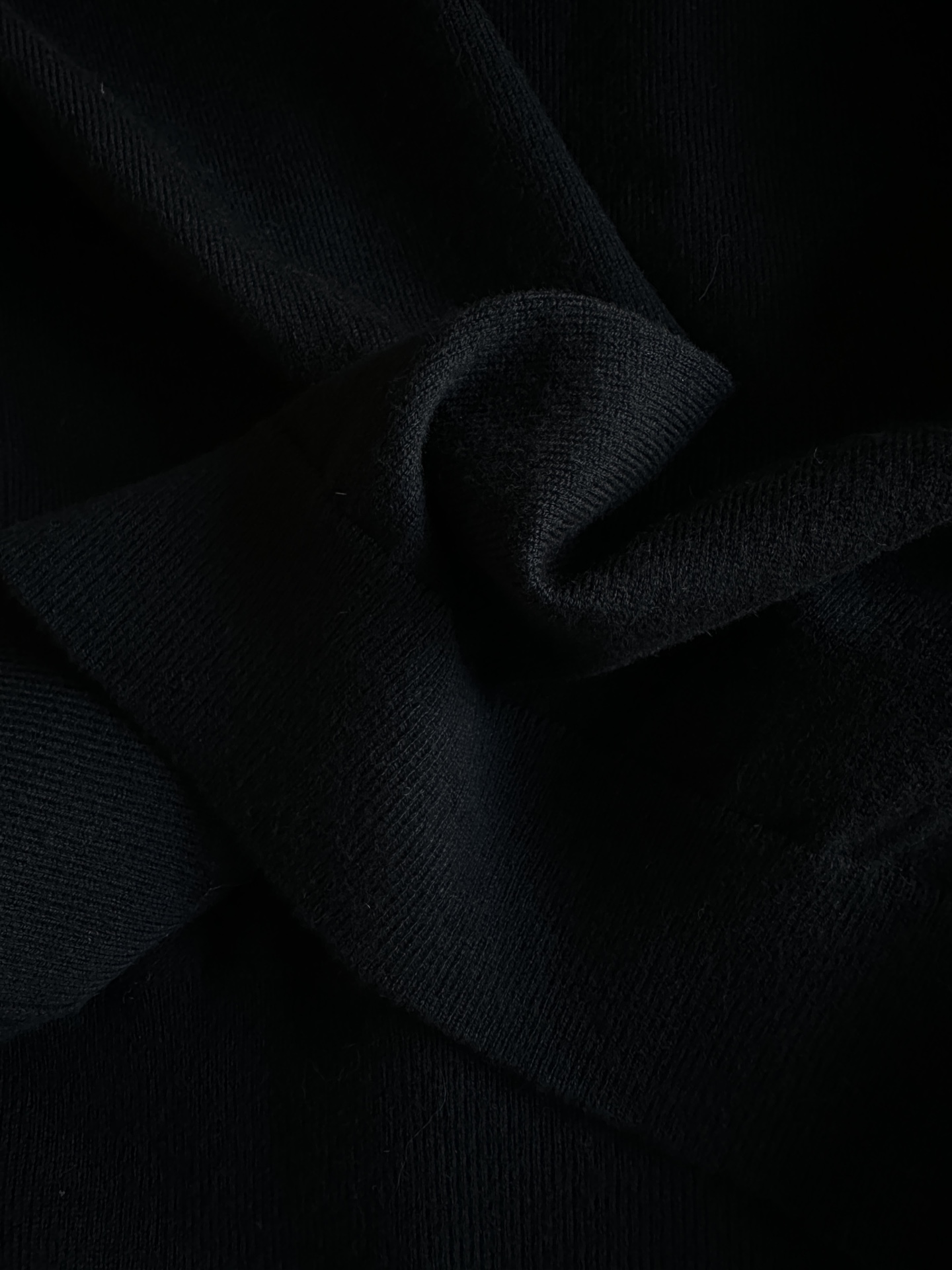 CHANELシャネルのロゴに似たブランドn級品 柔らかい シャツ ファッション 長袖 ブラック_7
