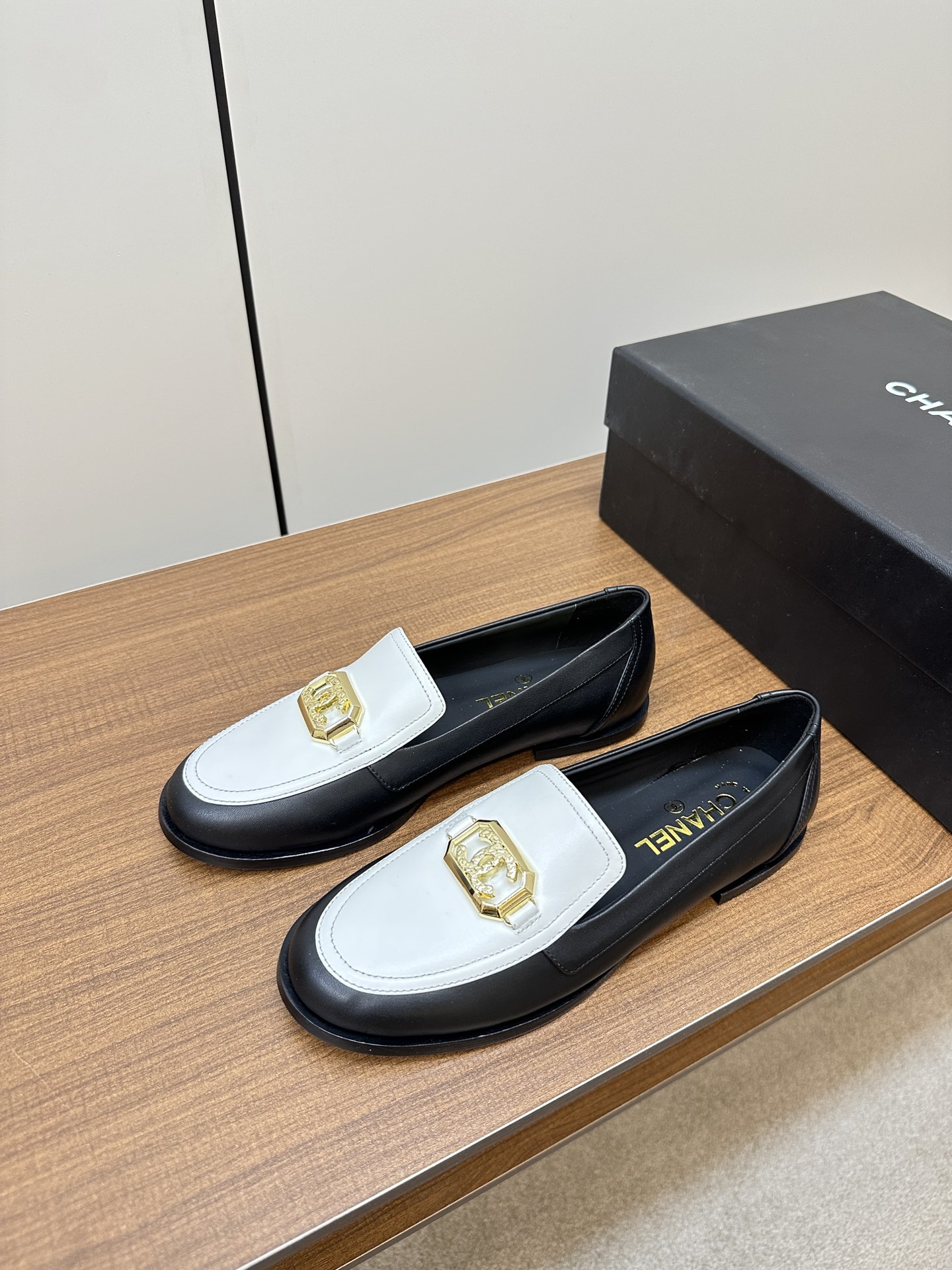 CHAENL シャネルのマークみたいな靴ｎ級品 レザー 柔らかい ローファーシューズ 白い表面 ブラック_4