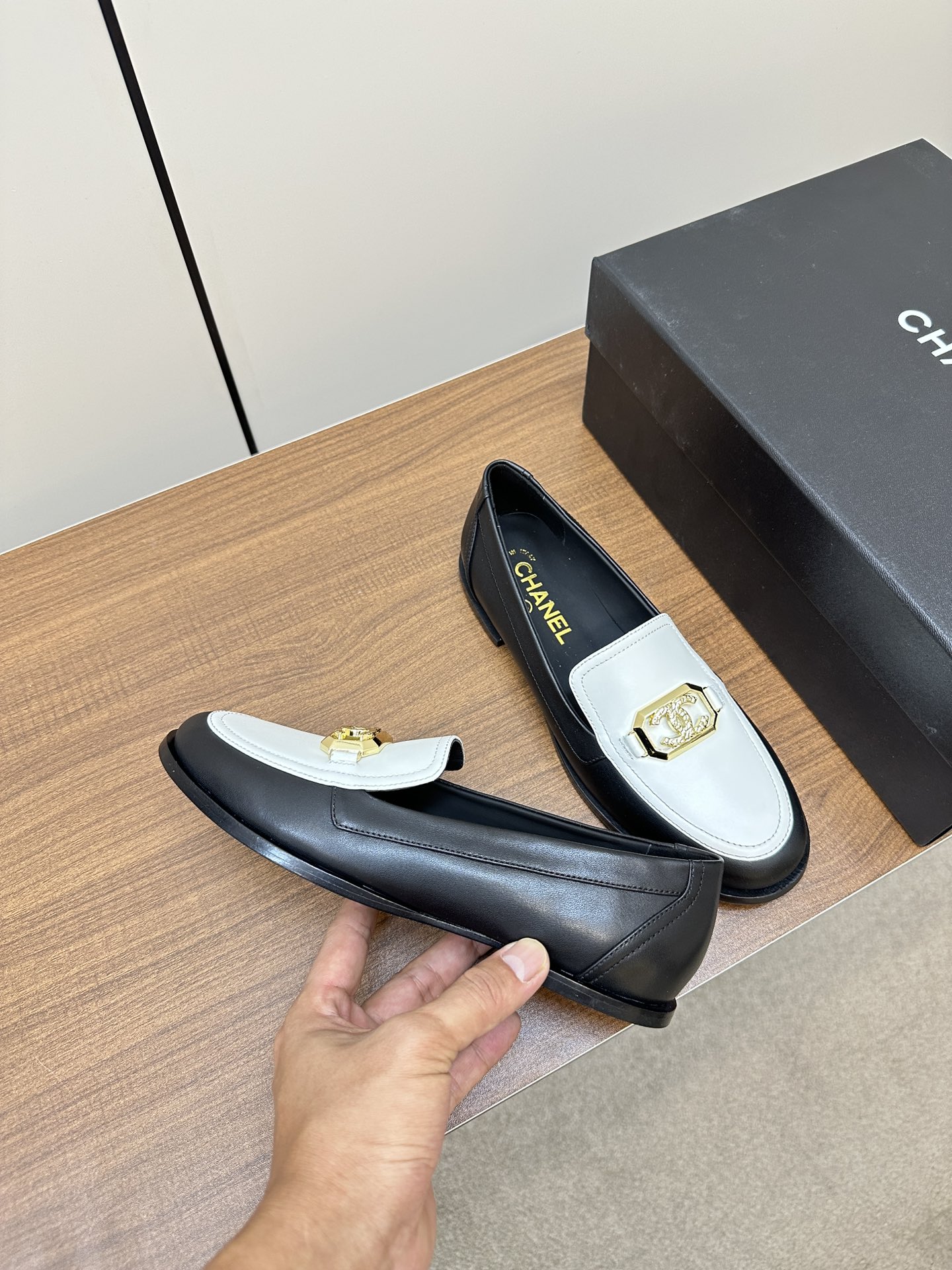CHAENL シャネルのマークみたいな靴ｎ級品 レザー 柔らかい ローファーシューズ 白い表面 ブラック_5