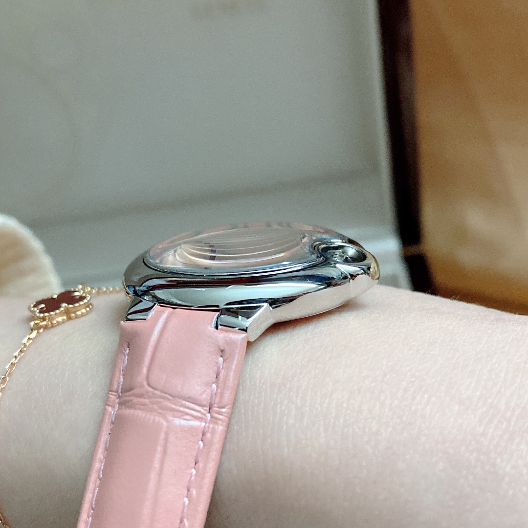 CARTIERカルティエ 腕時計 偽物 見分け方 フランス 薄いワッチ レザー 丸い形 ピンク_5