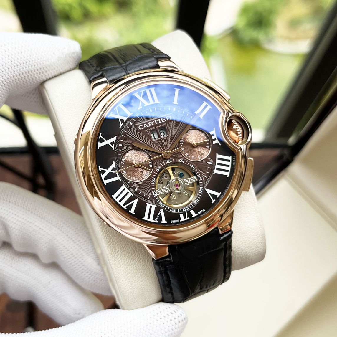 CARTIERカルティエに似てる時計スーパーコピー フランス 薄いワッチ レザー 丸い形 ブラウン_1