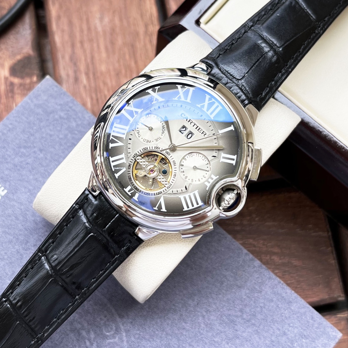 CARTIERカルティエに似てる時計スーパーコピー フランス 薄いワッチ レザー 丸い形 ブラウン_5