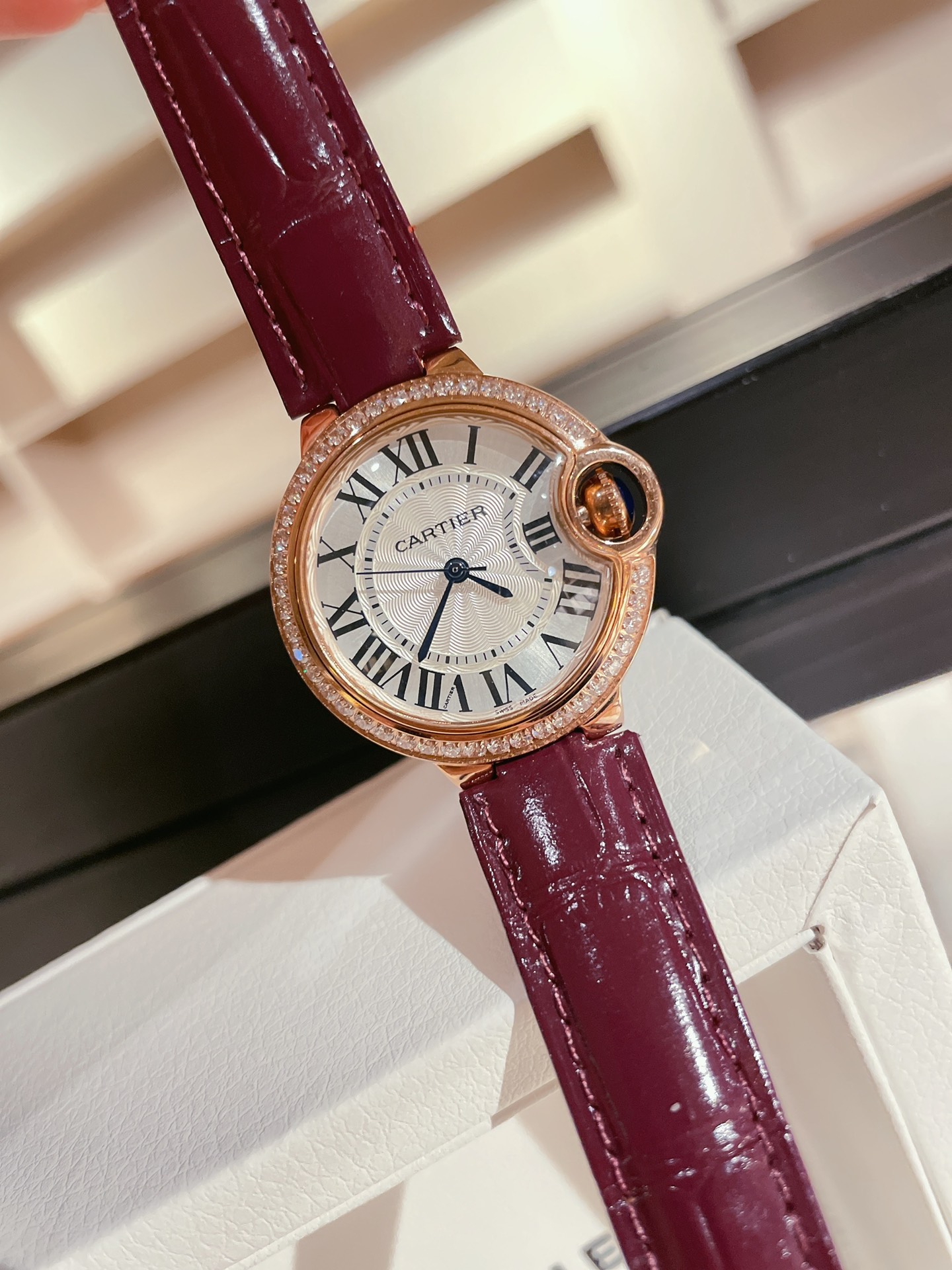CARTIERカルティエ マレーシアｎ級品 フランス 薄い腕時計 丸い形 レザー 新商品 限定品 レッド_4
