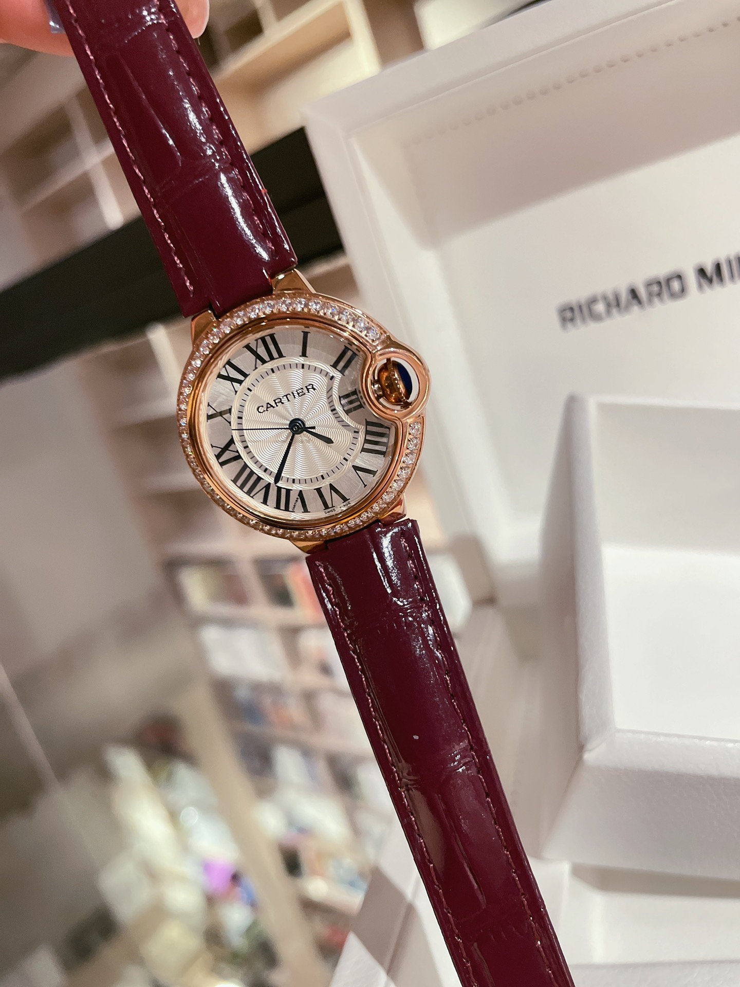 CARTIERカルティエ マレーシアｎ級品 フランス 薄い腕時計 丸い形 レザー 新商品 限定品 レッド_5