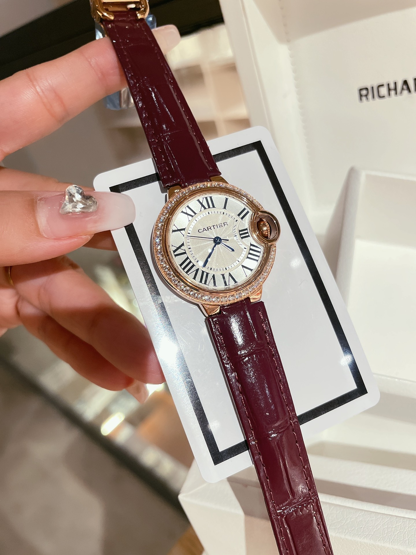 CARTIERカルティエ マレーシアｎ級品 フランス 薄い腕時計 丸い形 レザー 新商品 限定品 レッド_6