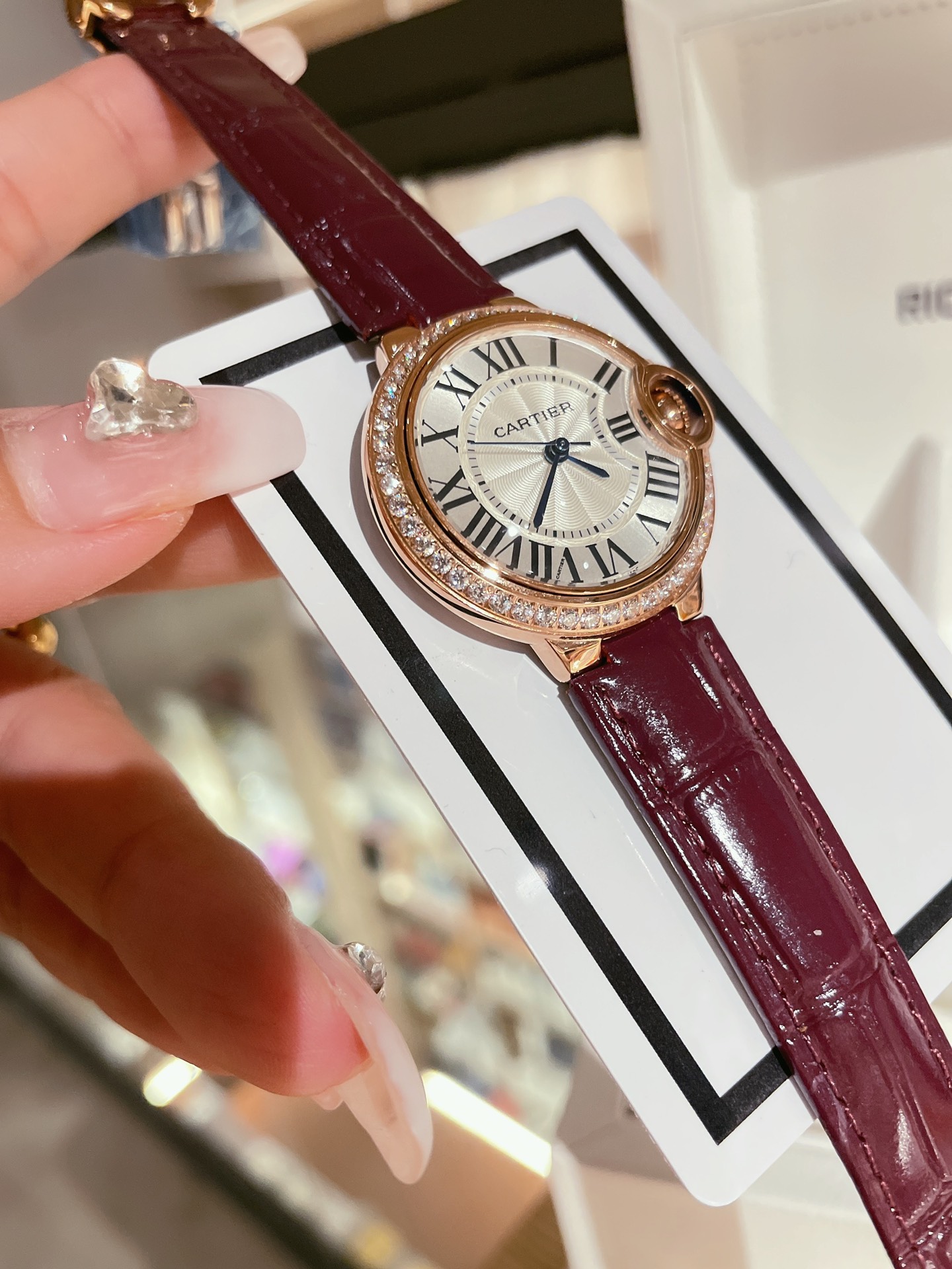 CARTIERカルティエ マレーシアｎ級品 フランス 薄い腕時計 丸い形 レザー 新商品 限定品 レッド_7