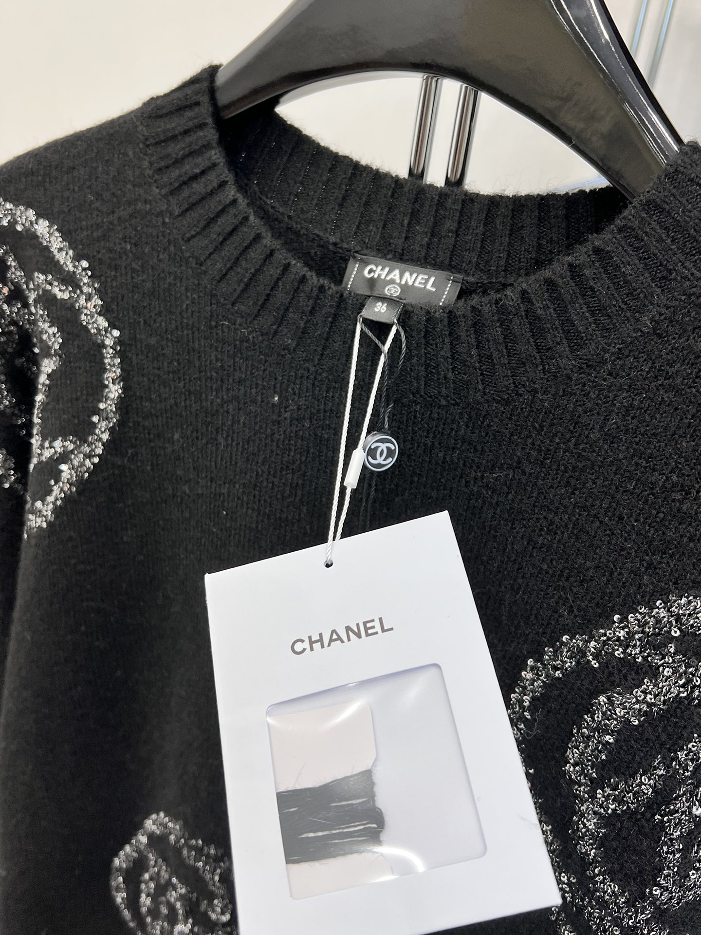 chanel シャネルと似たマークｎ級品 シャツ 柔らかい カメリアのラウンドネックセーター 純綿 長袖 ブラック  _4