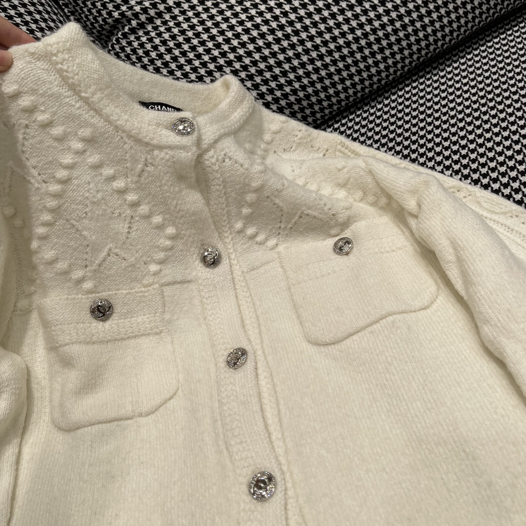 CHANELシャネルジャケット着こなしコピー 23年秋冬服 柔らかい 暖かい 長袖 長いセーター ホワイト_4