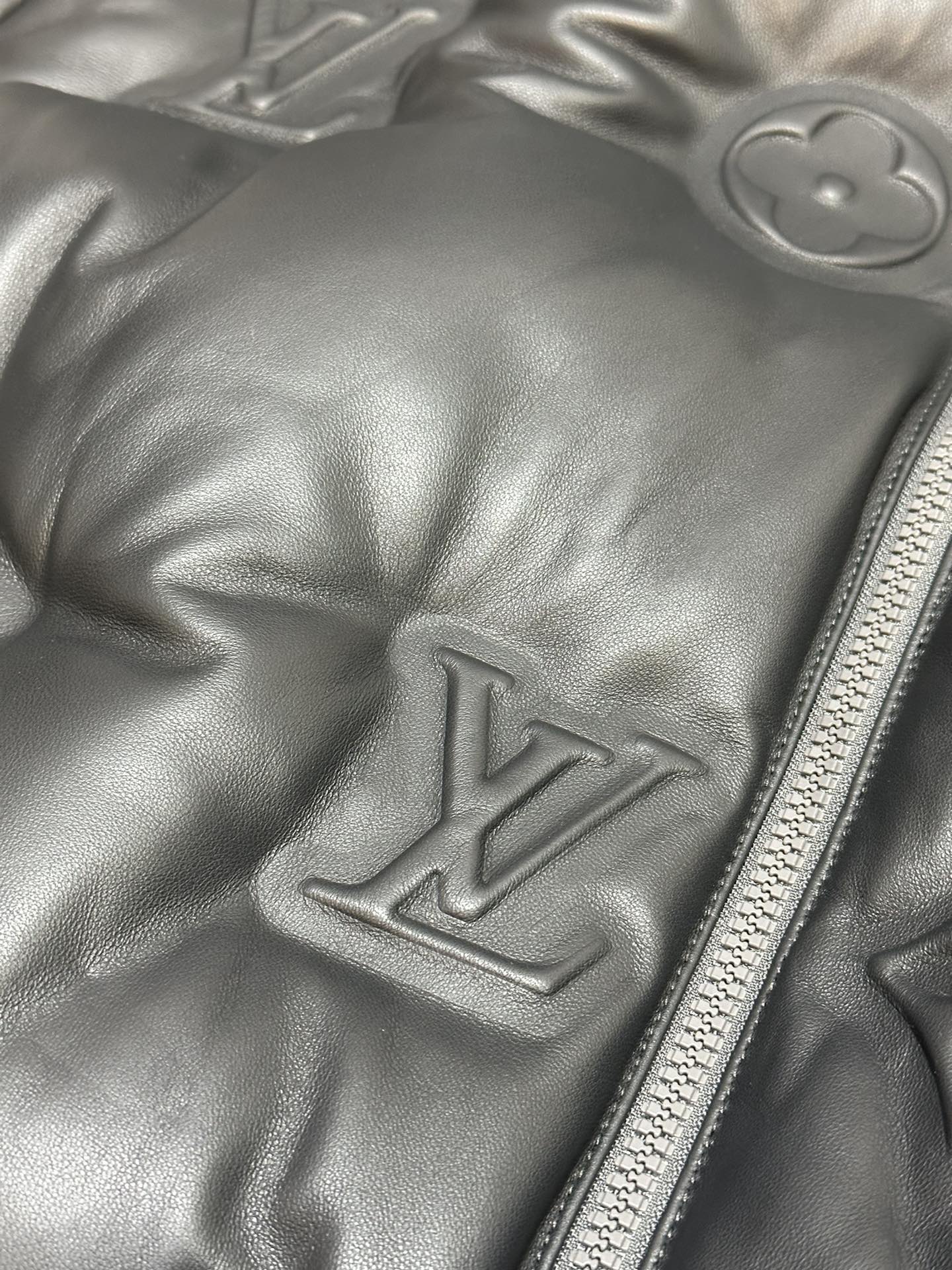 LVルイヴィトンのダウンジャケットコピー 最新品 暖かい ふわふわ フード付き レザー グレイ _6