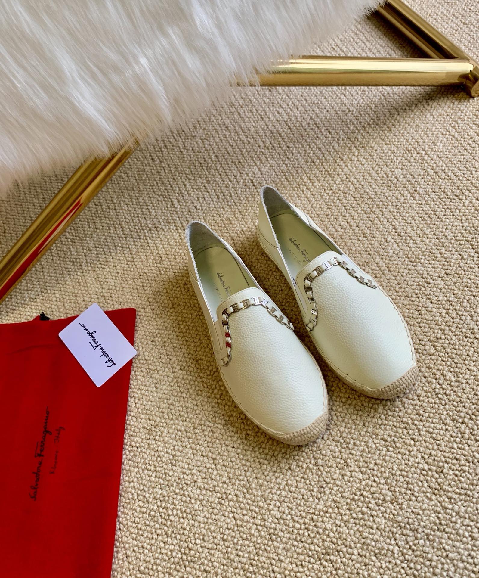 FERRAGAMOヴァラリボン バッグ偽物 春夏シューズ レザー ファッション 日常 レインブーツ ホワイト_3