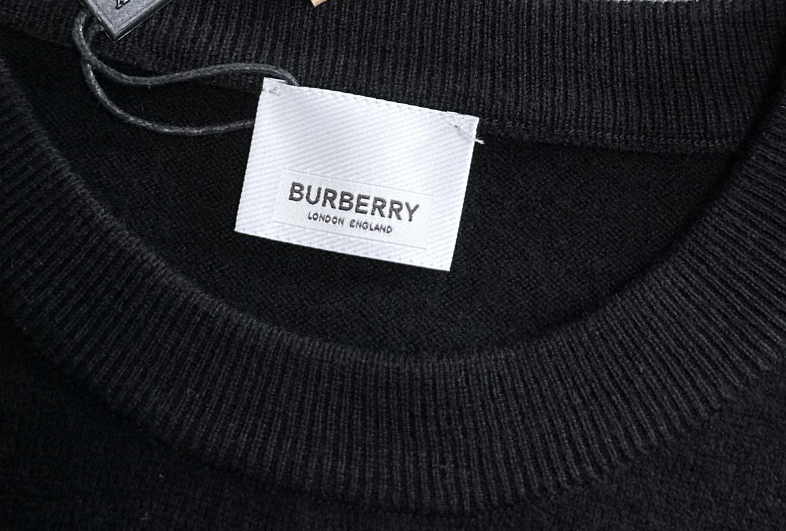 burberry ウェア偽物 クラシックな白黒の色合い 繊細な手触り_3