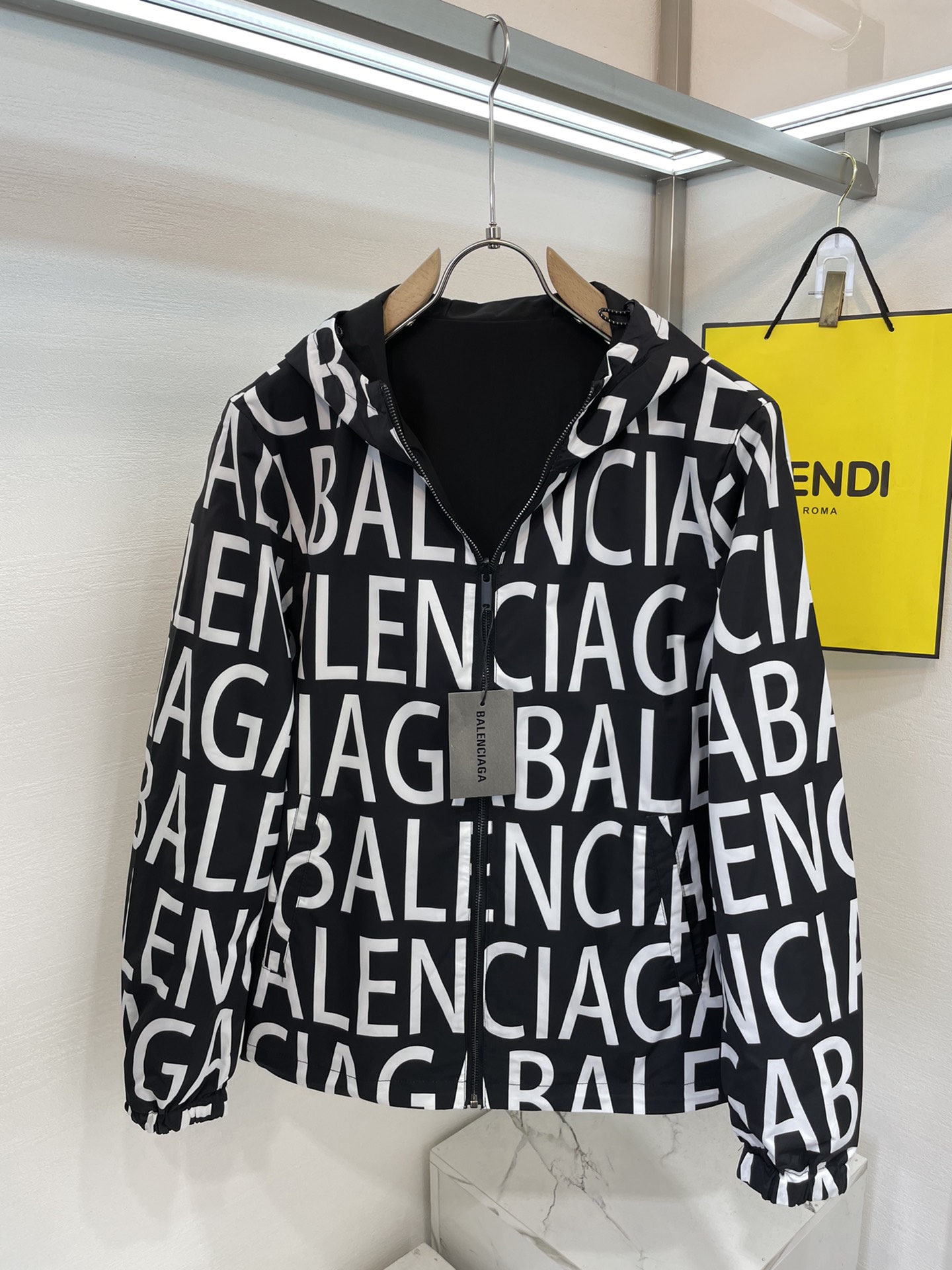 バレンシアガイビザコピー BALENCIAGA 軽くて厚い 防寒 防水 保温 アウター 両面 ブラック_6