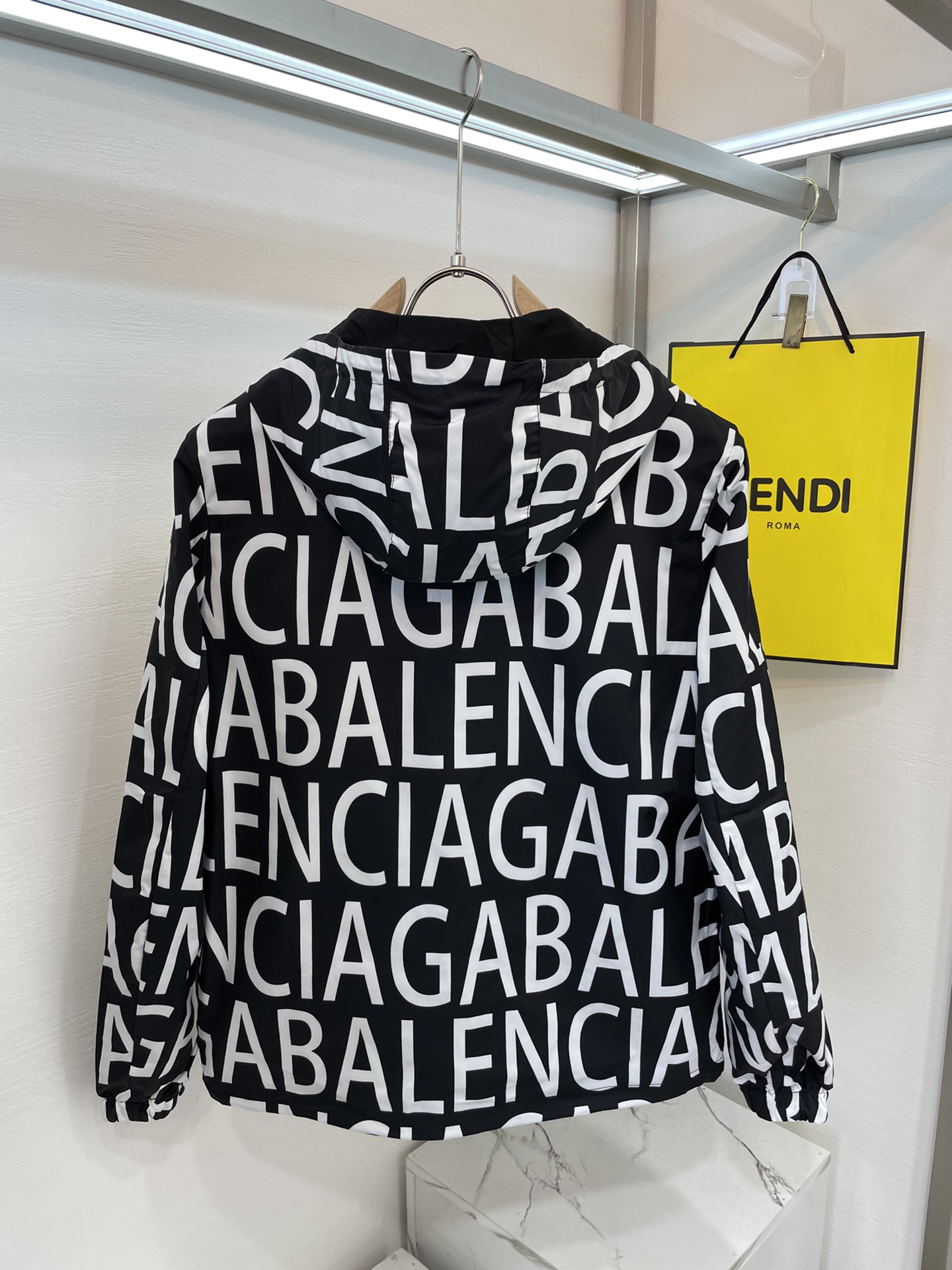 バレンシアガイビザコピー BALENCIAGA 軽くて厚い 防寒 防水 保温 アウター 両面 ブラック_7