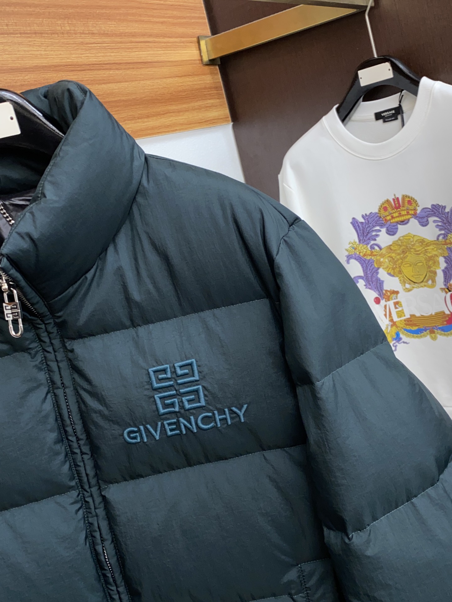 ダウンジャケット偽物 GIVENCHY 柔らかくて暖かい ダウンジャケット 快適 グリーン_4