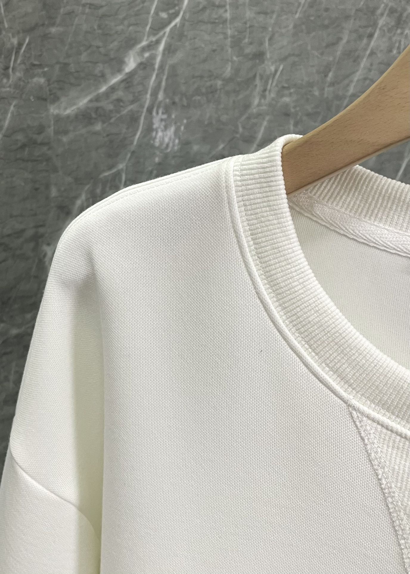 ロエベに似てるブランドｎ級品 柔らかくて暖かい トップス 長袖シャツ シンプル ホワイト_3