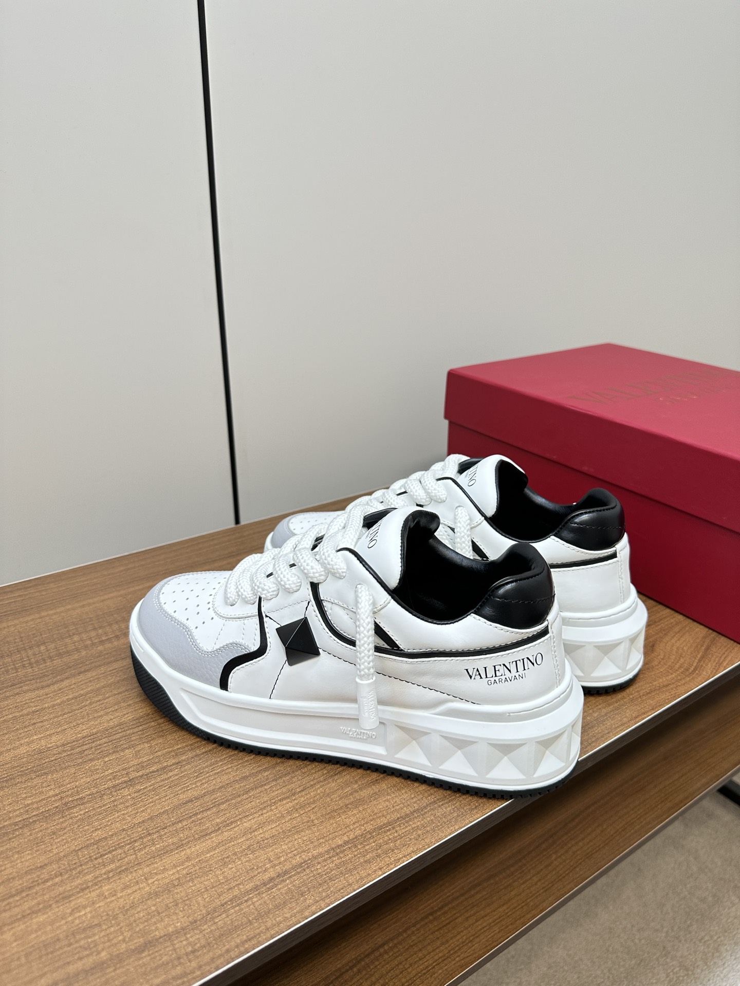 カップシューズ‼ ヴァレンティノ 靴 アウトレット偽物 運動靴 軽量 通気性 厚底 ブラック_3