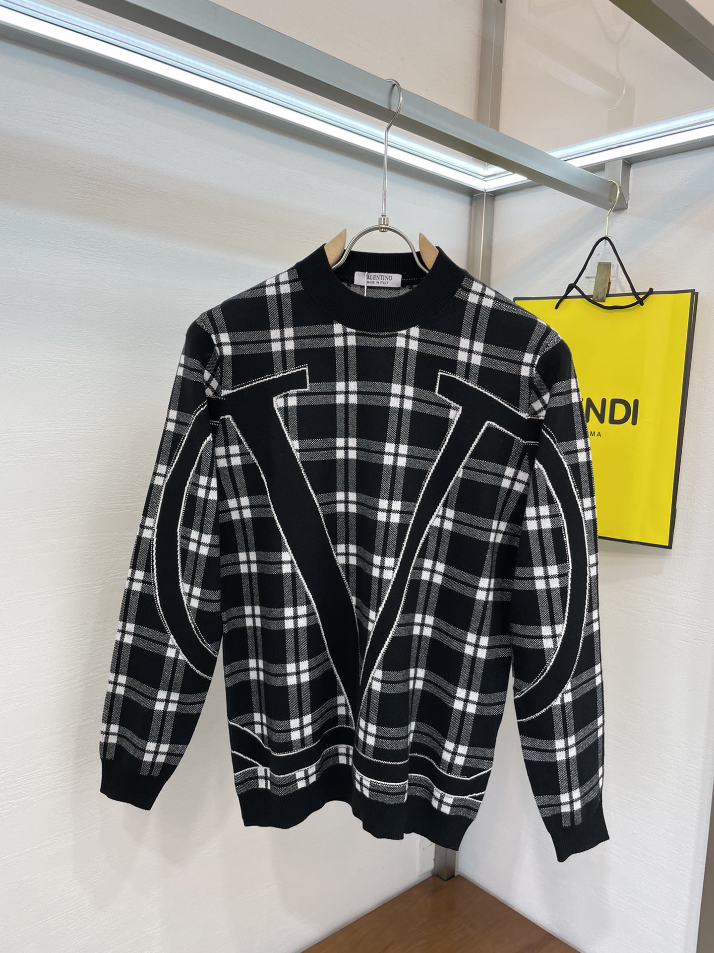 特別なセーター ヴァレンティノトレーナーｎ級品 格子模様 長袖トップス 暖かくて柔らかい ファッション ブラック_1