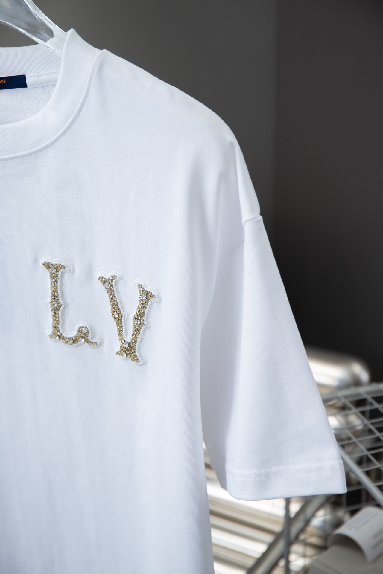 オシャレにお得100%新品ルイヴィトンの服偽物 LV 24早春新作のラウンドネック半袖Tシャツ_3