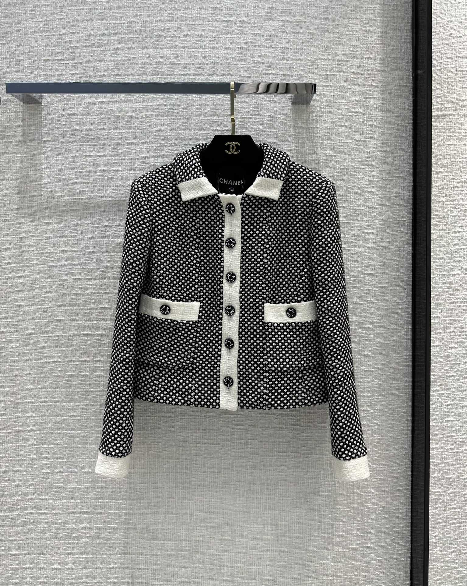 2023定番人気シャネルコート偽物 Chanelの配色襟の短いジャケット_3